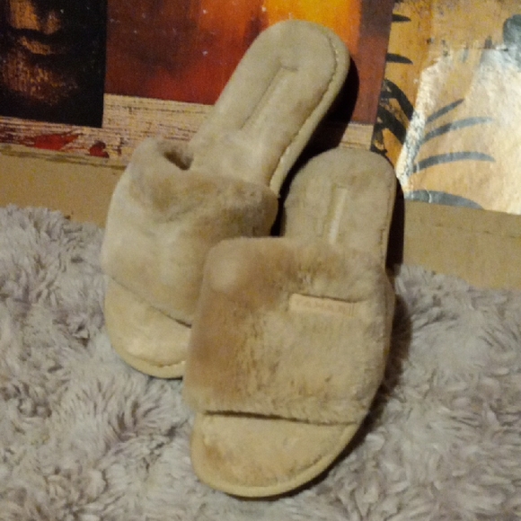 Tahari Beige Faux Fur Slippers - Picture 1 of 4